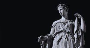 Statue antique de déesse drapée en marbre sur fond noir